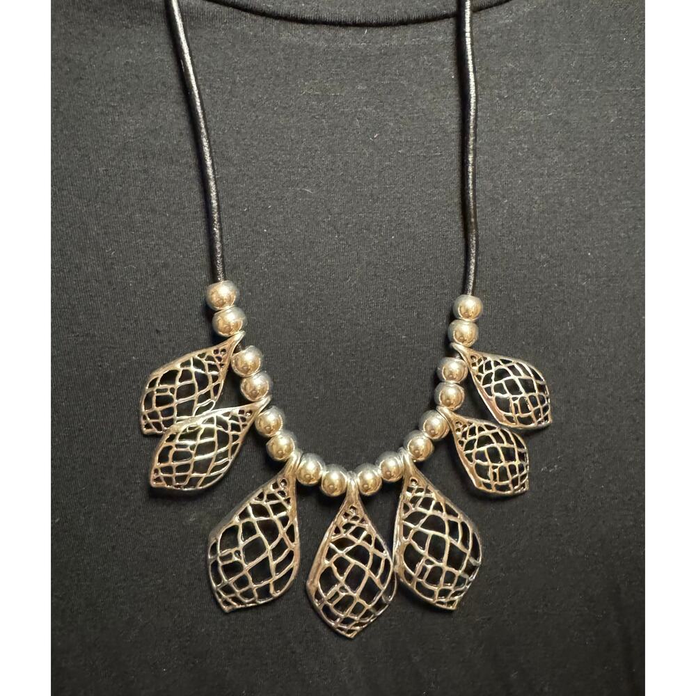 Y56 Silvertone leaves on long black cord necklace